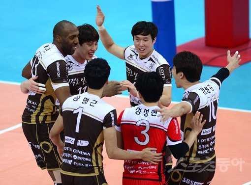 23일 수원실내체육관에서 열린 ‘NH농협 2014-2015 V리그’ 남자부 한국전력과 OK저축은행의 플레이오프 2차전 경기에서 OK저축은행 시몬이 득점에 성공한 후 동료들과 기뻐하고 있다. 수원｜김종원기자 won@donga.com