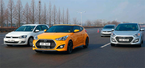 올 1월 현대자동차가 내놓은 ‘더 뉴 벨로스터’(왼쪽에서 두 번째)는 엔진음을 운전자가 직접 선택할 수 있는 데다 외관도 독특해 운전 재미를 느낄 수 있다. 현대자동차 제공