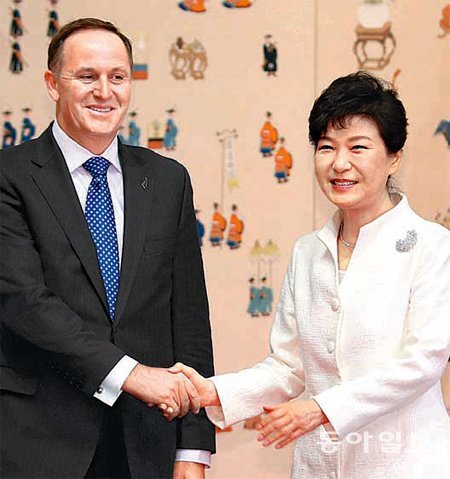 박근혜 대통령이 23일 청와대에서 존 키 뉴질랜드 총리(왼쪽)와 정상회담을 열고 양국 간 자유무역협정(FTA)을 맺은 뒤 악수하고 있다. 신원건 기자 laputa@donga.com