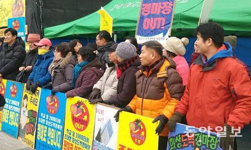 용산선… 화상경마장 2년째 갈등 서울 용산구 성심여중고 학부모들이 화상경마장 개장에 반대하는 시위를 벌이고 있다. 동아일보DB