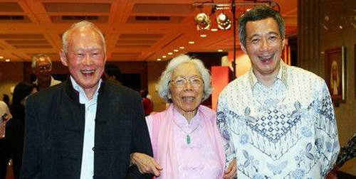 2006년 가족 식사 2006년 장남인 리셴룽 현 싱가포르 총리(오른쪽), 부인 콰걱추 여사(가운데)와 함께 싱가포르의 한 식당에서 가족 식사를 마치고 나오며 활짝 웃고 있는 리콴유 전 싱가포르 총리. 아시아원