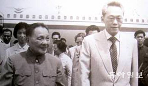 1978년 덩샤오핑과 중국 ‘개혁 개방의 총설계사’ 덩샤오핑이 1978년 싱가포르를 방문해 리콴유 총리의 영접을 받고 있다. 동아일보DB
