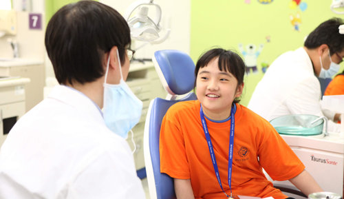 서울시치과의사회가 2013년 행사한 건치아동 선발대회에 참여한 한 초등학생이 건강한 치아를 드러내며 활짝 웃고 있다. 건강한 치아는 우리 몸과 마음도 건강하게 만든다. 서울시치과의사회 제공