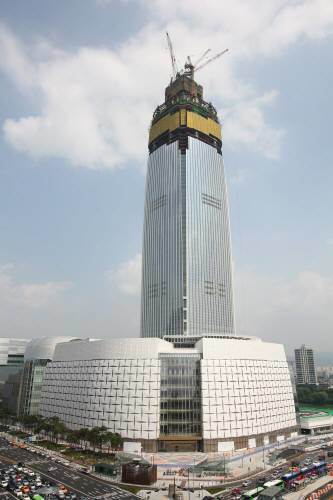 롯데월드타워 100층 돌파. 사진=동아일보 DB