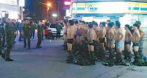 강원 강릉시의 한 대학 예비역 학생들이 길거리에서 속옷 차림으로 군가를 부르고 있다. 인터넷 캡처