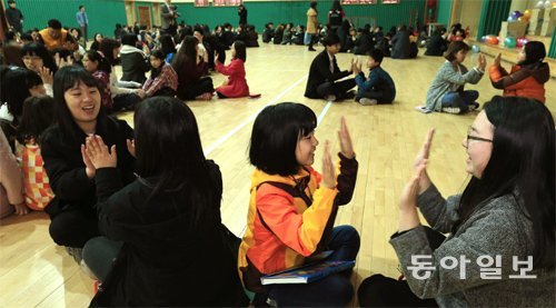 호남대 국제학부 한국어학과 학생들이 24일 전남 무안군 청계초교 어린이들과 게임을 하며 ‘봉사형 MT’를 즐기고 있다. 무안=박영철 기자 skyblue@donga.com