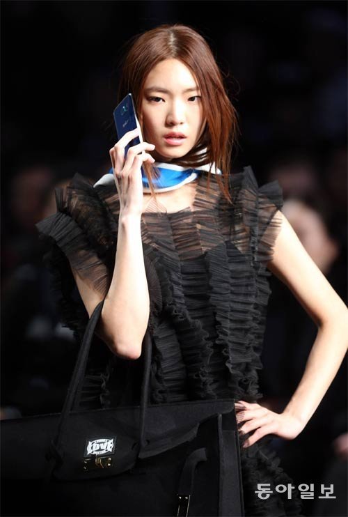삼성전자 갤럭시6 패션쇼. 사진 동아DB