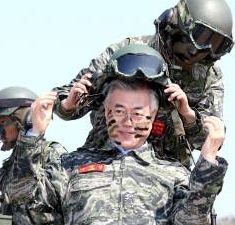 문재인 군부대 방문 새정치민주연합 문재인 대표가 25일 오전 경기도 김포시의 한 해병부대를 찾아 수륙자양용장갑차를 타보며 헬멧을 써보고 있다. 김포=변영욱 기자