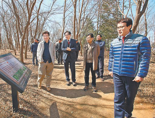 이남호 전북대 총장(오른쪽)이 23일 교수들과 함께 전북대 둘레길을 걷고 있다. 전북대 제공