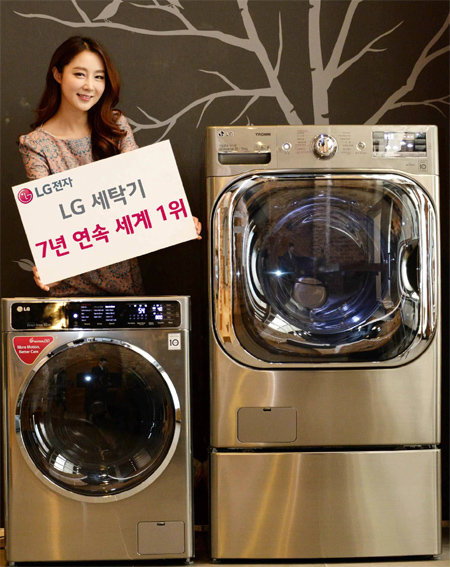 LG전자 모델이 25일 서울 영등포구 여의대로 LG트윈타워에서 프리미엄 드럼세탁기 제품들을 소개하고 있다. LG전자 제공