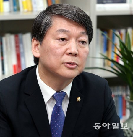 새정치민주연합 안철수 의원이 25일 창당 1주년(26일)을 맞아 동아일보와 인터뷰하고 있다. 변영욱 기자 cut@donga.com