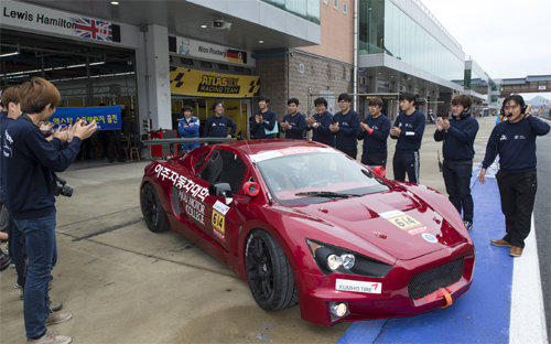 지난해 11월 전남 영암에서 열린 자동차경주대회에서 아주자동차대 학생들이 제작한 수제 스포츠카가 양산형 자동차들과 승부를 벌였다. 아주자동차대 제공