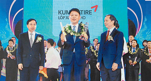 금호타이어 김현호 베트남 법인장(가운데)이 21일베트남 투자 우수기업에 주는 ‘2015 골든드래건상’을 받았다. 금호타이어 제공