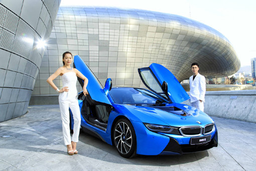 BMW가 26일 공식 출시한 플러그인 하이브리드 모델 i8. 스포티한 디자인, 1485kg까지 끌어내린 공차중량, 슈퍼카급의 동력성능 등 미래 이동수단의 비전을 현실화한 차다. 사진제공｜BMW