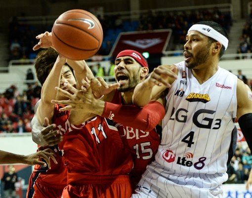 모비스와 LG가 26일 울산 동천체육관에서 4강 PO 5차전을 벌인 가운데, 형 문태종(LG·오른쪽)과 동생 문태영(모비스·가운데) 등 양 팀 선수들이 뒤엉켜 볼 다툼을 하고 있다. 사진제공｜KBL