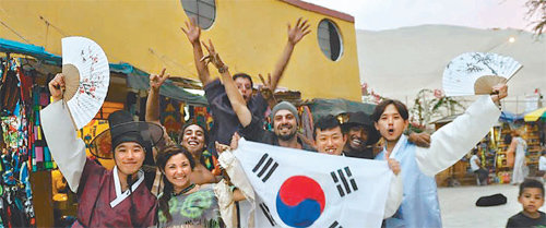 한복 입고 남미를 일주하고 있는 박정섭(왼쪽), 김형중(오른쪽에서 두 번째), 김승철 씨(오른쪽)가 한복에 흥미를 갖는 외국인들과 환하게 웃고 있다. 김승철 씨 제공