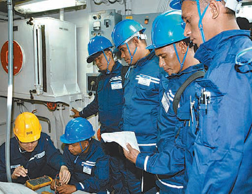 함정 정비기술을 배우기 위해 한국을 찾은 동티모르 해군·해경들이 26일 해군 군수사령부 정비창에서 고속정 추진엔진 정비 실습교육을 받고 있다. 해군 제공