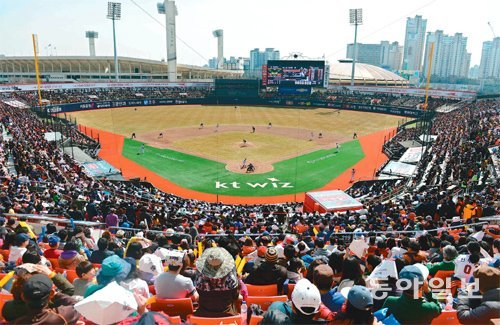 시범경기부터 구름관중 뉴욕 양키스 감독을 지낸 케이시 스텡걸은 “섣불리 예상하지 마라. 특히 미래에 대해선”이라고 말했다. 그래도 해마다 봄이 되면 프로야구 팬들은 누구나 자신이 응원하는 팀에 유리한 방향으로 새 시즌을 예상한다. 동아일보 기자들도 이 예상 행렬에 숟가락을 얹어 봤다. 사진은 수원야구장에서 벌어진 제10구단 kt의 시범경기 안방 개막전 모습. 수원=김민성 스포츠동아 기자 marineboy@dogna.com