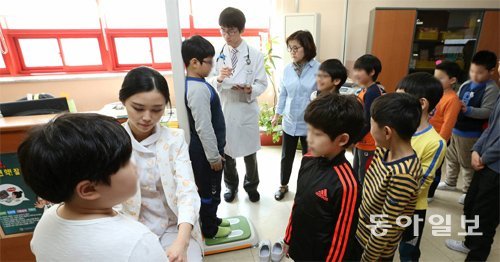 19일 오전 서울 도봉구 가인초등학교 3학년 학생들이 보건실에서 서울아산병원 의료진에게 신체발달 검사를 받고 있다. 전영한 기자 scoopjyh@donga.com