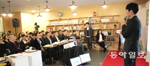 26일 서울 용산구 청년창업플러스센터에서 열린 ‘2015 서울창업기업 투자설명회’에 참가한 청년 창업자가 민간 투자사 대표로 구성된 심사위원들 앞에서 회사의 기술력과 경쟁력, 시장성 등을 평가받고 있다. 조영달 기자 dalsarang@donga.com