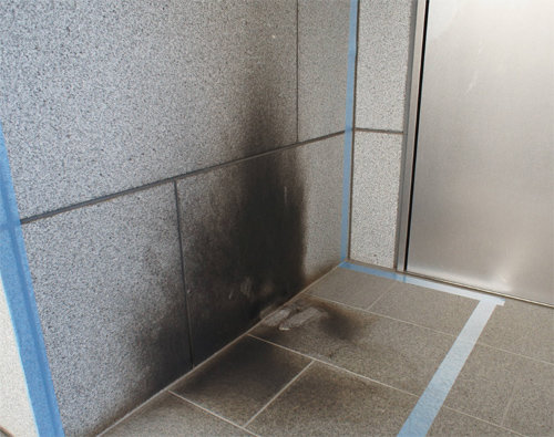 26일 일본 도쿄에 있는 한국문화원의 외벽. 하루 전인 25일 오후 11시 50분경 복면을 한 괴한이 방화를 시도해 벽이 그을려 있다. 주일 한국문화원 제공