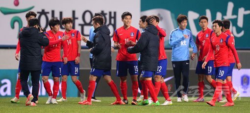 한국 축구대표팀이 27일 대전월드컵경기장에서 우즈베키스탄(FIFA랭킹 72위)과 평가전를 가졌다. 1-1 무승부를 기록한 한국 선수들이 경기 종료 후 서로 격려하고 있다. 대전｜김종원기자 won@donga.com