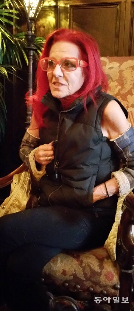 미국 패션업계 ‘미다스의 손’ 퍼트리샤 필드 씨의 스타일링은 수많은 유행과 새로운 스타들을 탄생시켜 왔다. 그는 “세계적 팝스타 비욘세(34)는 10대 때부터 단골 고객”이라며 “내 성공은 스타일링에 대한 애정과 열정, 그 안에서 형성된 인간관계가 결합하면서 성취된 것”이라고 말했다. 나이를 무색하게 하는 빨간 머리와 안경은 그의 특유의 스타일. 뉴욕=부형권 특파원 bookum90@donga.com