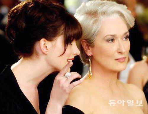 ‘패션 감각 없는 연기파 배우’로 평가 받던 메릴 스트립(오른쪽)은 영화 ‘악마는 프라다를 입는다’에서 ‘지적인 섹시미의 상징’으로 파격 변신했다. 필드 씨의 철저한 ‘사람 탐구’ 스타일링의 결과였다. 동아일보DB