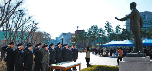 대구가톨릭대 학군단 학생들이 26일 안중근 의사 동상 앞에서 순국 105주기 추모식을 열고 있다. 대구가톨릭대 제공