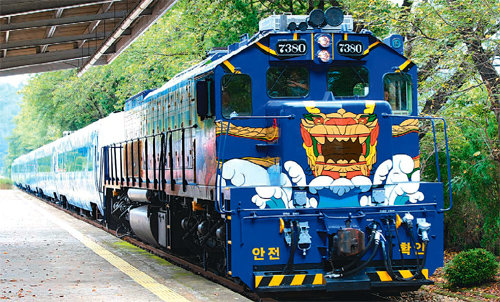 영호남을 잇는 남도해양관광열차 S-트레인이 인기 절정이다. 2013년 9월 처음 운행한 이후 지금까지 20만 명 이상이 이용했다. 코레일 제공