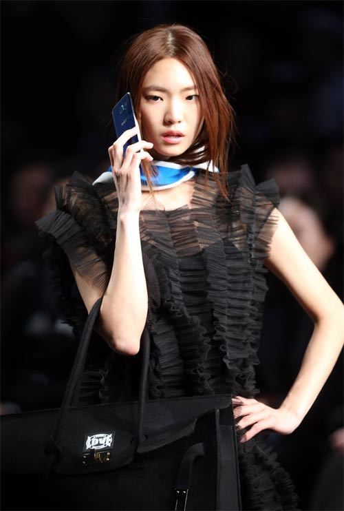 삼성전자 갤럭시6 패션쇼. 사진 동아DB