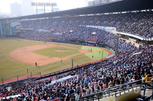 ‘2015 타이어뱅크 KBO리그’가 28일 전국 5개 구장에서 열린 개막전에서 총 9만3746명의 관중이 지켜보는 가운데 힘차게 출발했다. 역대 개막전 사상 3번째에 해당하는 관중이었다. 29일에도 NC-두산전이 벌어진 잠실구장에 1만5814명이 입장해 겨우내 쌓인 야구 갈증을 풀었다. 잠실｜김진환 기자 kwangshin00@donga.com