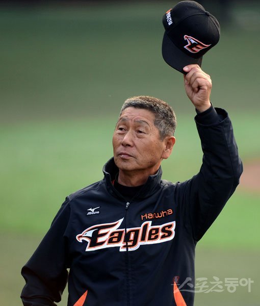 한화 김성근 감독이 29일 목동 넥센전에서 5-3으로 승리한 뒤 팬들의 환호에 모자를 벗어 답례하고 있다. 목동｜김민성 기자 marineboy@donga.com