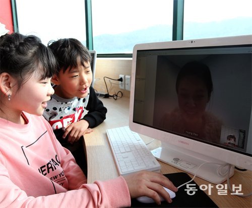 백령도서관에서 초등학생들이 서울에 거주하는 중국인 유학생과 화상으로 회화공부를 하고 있다.