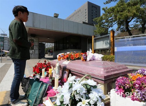 5년 전 미국 로스앤젤레스의 한 고교에서 발생한 폭행 사망 사건의 피해자 유가족이 시신이 들어 있던 관을 서울중앙지검 청사 앞에 놓고 190일째 1인 시위를 벌이고 있다. 전영한 기자 scoopjyh@donga.com