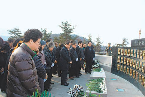 천안함 유가족들이 28일 인천 옹진군 백령도의 천안함 46용사 위령탑에서 참배하고 있다.