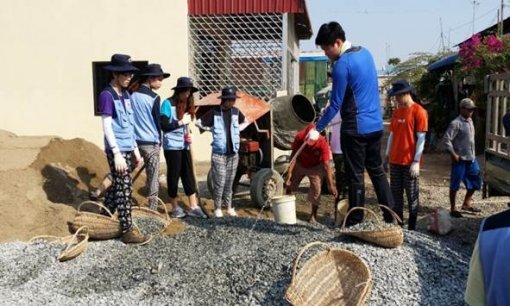 해외봉사활동 및 공적개발 지원사업(ODA)의 일환으로 지난 1월 캄보디아 시골 지역에서 콘크리트 도로 포장 일을 하고 있는 도시과학대 학생들. 인천대 미래도시 사업단 사진 제공.
