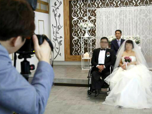 드디어 꿈에 그리던 결혼사진을 갖게 됐다. 1급 장애인인 김진식(가명·왼쪽에서 두 번째) 씨와 송경미(가명·오른쪽) 씨가 28일 경기 시흥시 파티인하
우스에서 결혼 6년 만에 결혼식을 올리며 기념촬영을 하고 있다. 삼성카드 제공