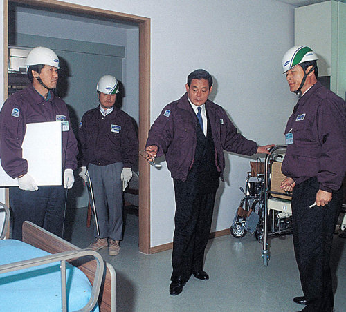 올해로 창립 77주년을 맞는 삼성그룹은 이건희 삼성전자 회장의 ‘질경영’과 ‘신경영’ 등 경영철학을 바탕으로 성장을 거듭했다. 사진은 이 회장이 1993년 4월 삼성서울병원 건설 현장을 방문한 모습. 삼성그룹 제공