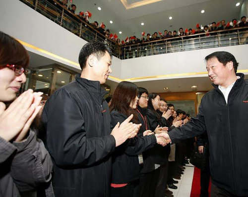 2012년 2월 SK하이닉스 합병 직후 중국 우시 생산공장을 방문한 최태원 SK그룹 회장(오른쪽)이 직원들과 악수하고 있다. SK그룹 제공
