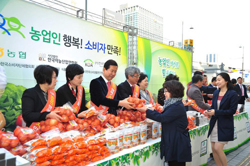 최원병 농협중앙회 회장(왼쪽에서 세 번째)과 농협 관계자들이 소비자들에게 우리 농산물을 홍보하고 있다. 농협중앙회 제공