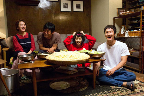 글로벌 문화 창조 기업이 되겠다는 포부를 가지고 있는 CJ그룹은 2020년까지 전체 매출액 중 해외 매출의 비중을 70% 이상으로 끌어올릴 계획이다. 사진은 CJ 계열의 방송 사인 tvN에서 방영해 큰 인기를 끌었던 드라마 ‘응답하라 1994’의 한 장면. CJ그룹 제공