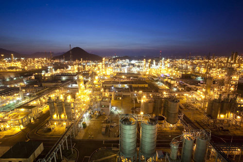 한화그룹은 1952년 설립 이후 방위산업에 진출한 데 이어 정밀화학, 금융·서비스 등으로 지속적으로 사업을 확장해 왔다. 사진은 한화케미칼의 여수사업장 야경. 한화그룹 제공