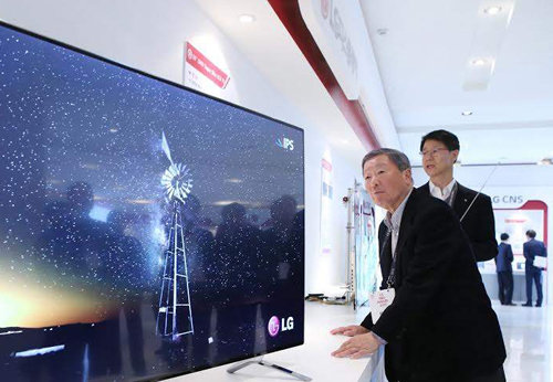 구본무 LG그룹 회장이 최근 서울 서초구 양재동 LG전자 서초R&D캠퍼스에서 열린 연구개발성과 보고회에서 LG디스플레이의 55인치 슈퍼 슬림 LCD가 탑재된 TV를 자세히 살펴보고 있다. LG전자 제공