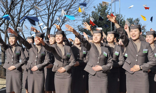 아시아나항공의 창립 연도인 1988년에 태어난 용띠 신입 승무원들이 색동 종이비행기를 날리고 있다. 아시아나항공 제공