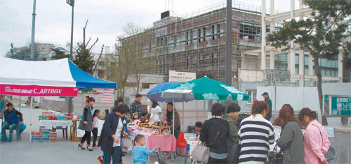 주말인 지난달 28일 광주 동구 국립아시아문화전당 광장에서는 젊은이 100여 명이 보드 등을 타며 낭만을 즐겼고 한쪽에서는 공예품 판매행사가 열렸다.