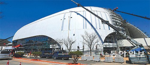하계 U대회를 앞두고 마무리 공사가 한창인 광주여대 유니버시아드체육관. 이곳에서 리듬·기계 체조경기가 열린다. 박영철기자 skyblue@donga.com