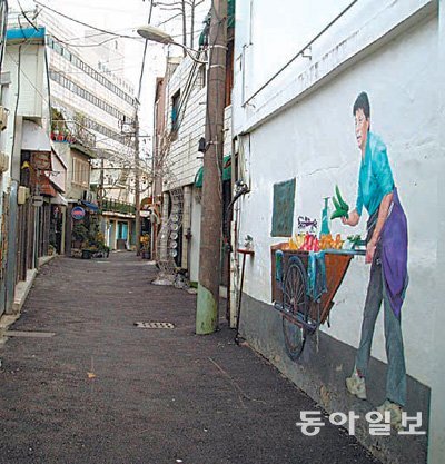 광주 동구 대인예술시장 골목길은 각종 벽화가 그려져 있고 젊은이들이 찾는 카페 골목도 등장했다. 이형주 기자 peneye09@donga.com