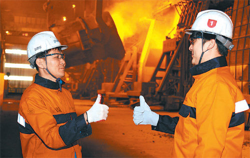포스코 광양제철소 1제강공장에서 직원들이 ‘안전 제일’과 ‘당신이 최고’라는 격려의 인사를 나누고 있다. 포스코 광양제철소 제공