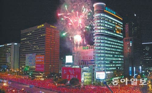 2002년 6월 25일 한국과 독일의 월드컵 준결승전이 끝난 직후 180만여 명의 군중이 불꽃놀이를 즐기고 있다. 동아일보DB